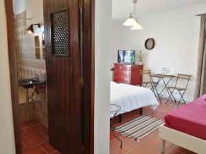 雷根古什-迪蒙萨拉什Casa Monreal的配有一张床和一张桌子的房间