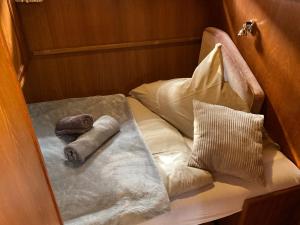 科隆Fantasie Boot EINHORN的床上有两条毛巾和枕头