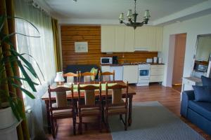 拉彭兰塔萨尔帕哈维公寓式酒店的厨房以及带桌椅的用餐室。