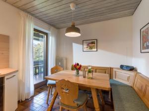 奥博奥多夫Ferienwohnung Panoramablick的一间带木桌和椅子的用餐室