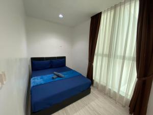 哥打京那巴鲁KK City Sutera Avenue Opposite Imago by JR Homestay的一间卧室设有蓝色的床和窗户。