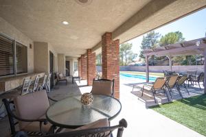 拉斯维加斯Luxury Home Near Las Vegas Strip and Airport.的一个带桌椅的庭院和一个游泳池