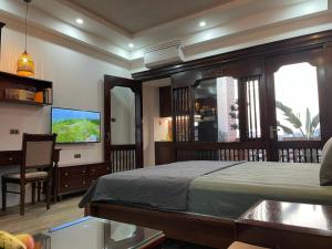 河内Eco nest的一间卧室配有一张床和一台平面电视
