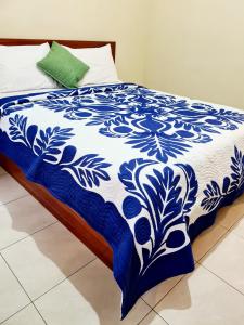 库塔Guest house KupuKupu39的床上有蓝色和白色的毯子