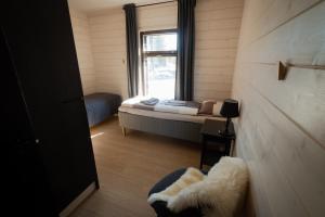伊瓦洛Norlight Cottages Ivalo - Tuli的小房间设有床和窗户