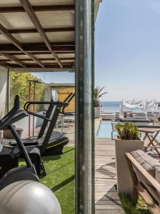 丽都迪萨维奥维士塔梅赫套房酒店的房屋设有健身房,享有游泳池的景致。