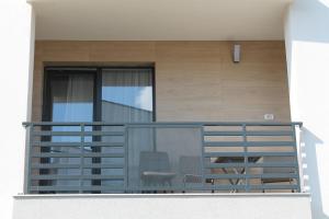 蒂米什瓦拉VISAJ Homes的阳台配有桌椅。