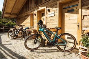 茨维泽尔Bayerischer Wald Chalets的停在大楼外的一群自行车