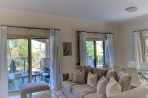 波利斯Phaedrus Living Amorosa 13 Beachside Villa的客厅配有沙发和桌子