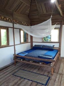 MbwamajiZIONZURI ARTS ECOVILAGE TREE HOUSE的配有蚊帐的客房内的一张床位