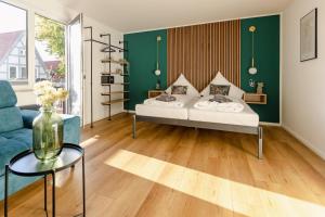 瓦尔内明德Alex & Rine - Pension Zum Alten Strom的一间卧室配有一张床、一张沙发和一张桌子