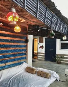 斋浦尔Chalo Eco Hostel的一间设有两张枕头的床的客房