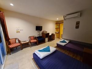 Chai Badan福塔万度假酒店的带两张床的房间和客厅
