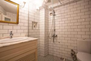 伊兹密尔Mansion with Lemon Tree的白色的浴室设有水槽和淋浴。