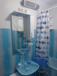 ŠkripApartmani Ino的蓝色的浴室设有水槽和镜子