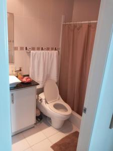 基多Bella Suit amoblada, sector exclusivo La Carolina.的浴室配有卫生间、盥洗盆和淋浴。