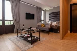 MontemagnoMontalbera Wine Suites的客厅配有沙发和桌子