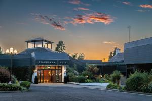 巴利米纳凯尔斯罗斯帕克酒店的一座享有日落美景的度假建筑