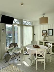 普雷拉Preilos Kiras的白色的客厅配有桌椅