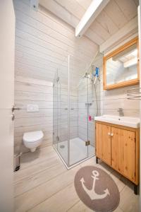 孙登Nordic Ferienpark Sorpesee (Sauerland)的带淋浴、盥洗盆和卫生间的浴室