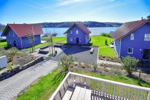 孙登Nordic Ferienpark Sorpesee (Sauerland)的空中三座房子和一座院子的景色