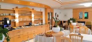 马莱斯韦诺斯塔Margun - Apartments & PanoramaRooms的一间带柜台和桌椅的餐厅