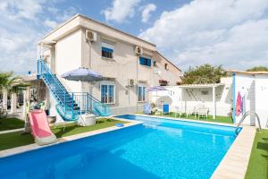 奇尼斯Villa Vista Mare Cinisi的房屋前的游泳池