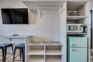 纳格斯黑德Dolphin Oceanfront Motel - Nags Head的厨房配有冰箱和微波炉。