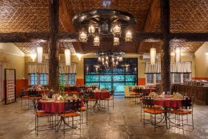 索拉哈绿色庄园丛林度假村的一间带桌椅和吊灯的用餐室