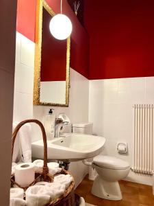 科拉尔博Ameiserhof Guesthouse的一间带水槽、卫生间和镜子的浴室