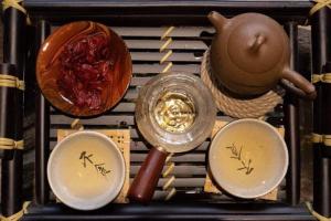 大叻Daruma Home的桌子,碗,茶壶和汤匙