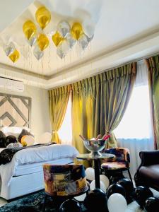 伯诺尼National Lodge的卧室配有一张床和一张桌子及椅子