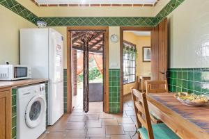 巴尔巴特Villa Giovanni的厨房配有桌子和冰箱