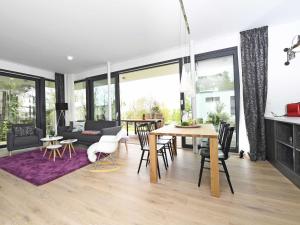 奥斯赛拜-塞林Haus Wetterhexe - FeWo 01的用餐室以及带桌椅的起居室。