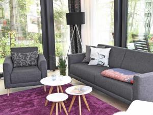 奥斯赛拜-塞林Haus Wetterhexe - FeWo 01的客厅配有沙发、椅子和桌子