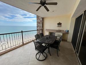 佩尼亚斯科港Sonoran Sky的一个带桌椅的海景阳台