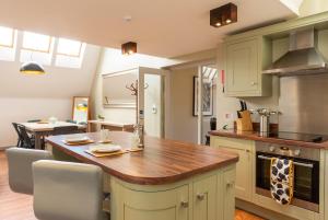 约克劳伦斯奢华公寓 - 约克的厨房配有绿色橱柜和木制台面