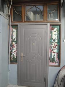 巴库apartament oriental tale in old cyti Baku的一座有彩色玻璃的建筑的前门