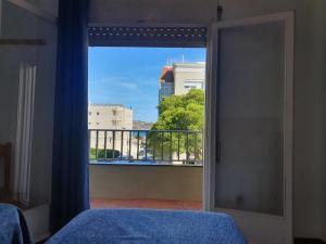 埃斯塔蒂特帕耶特公寓的一间卧室设有窗户,享有城市美景