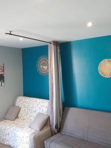 MontescotTra mare e lago的一间卧室设有一张床和蓝色的墙壁