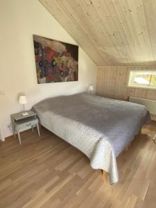 雷克桑德Tällberg, utsikt över Siljan的一间卧室设有一张大床和一个窗户。