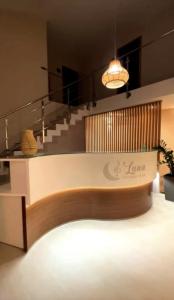 明德卢Luna Boutique Hotel的大堂设有桌子和楼梯