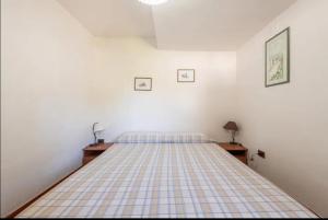 托雷德尔斯泰尔Geremeas Country Club的一间卧室配有一张带拼盘床罩的床