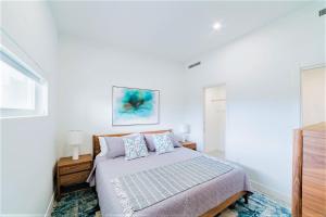 Upper LandCayman Luxury Rentals at The Grove的一间卧室配有带2个枕头的床