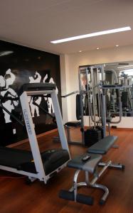 贝洛奥里藏特Pampulha Lieu Hotel的一个带跑步机和数台跑步机的健身房