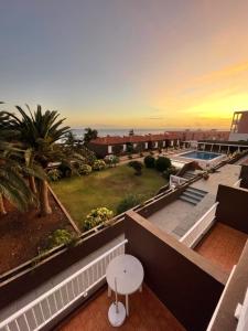 巴耶格兰雷伊Apartamentos Los Tarajales的设有一个享有泳池美景的阳台。