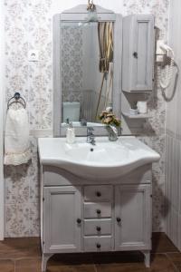 瑙吉奥塔德Hauptman apartman的浴室设有白色水槽和镜子
