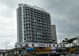 峇六拜Wifi 100Mbps+Netflix - Wau Bulan Flies @ The CEO的一座高大的白色建筑,有很多窗户