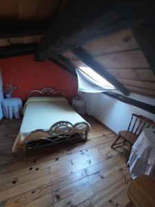 AlmirueteLas Peonías Casa Rural的一间卧室配有一张床,铺有木地板