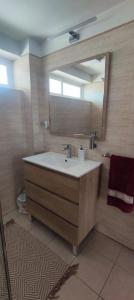 El ToyoTOYO Apartamento golf y playa的一间带水槽和镜子的浴室